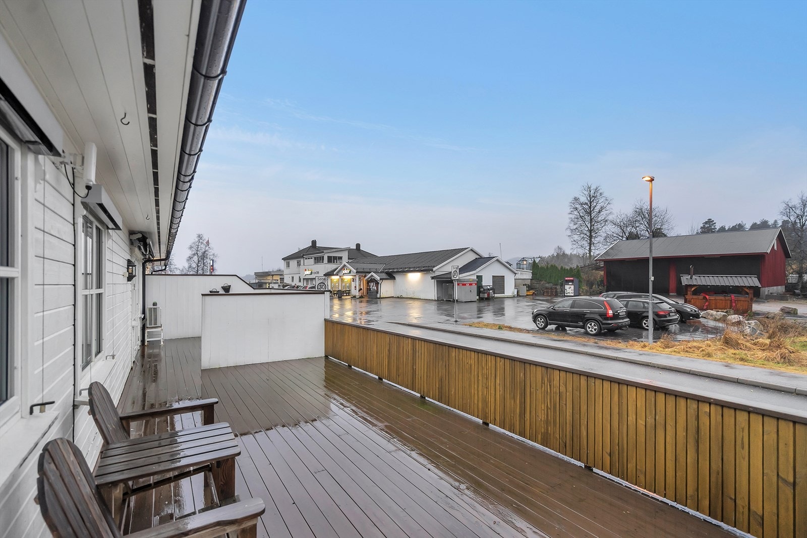 Stor og fin terrasse, med adkomst fra stue/kjøkken (Kort vei til butikken fra boligen). Galleribilde