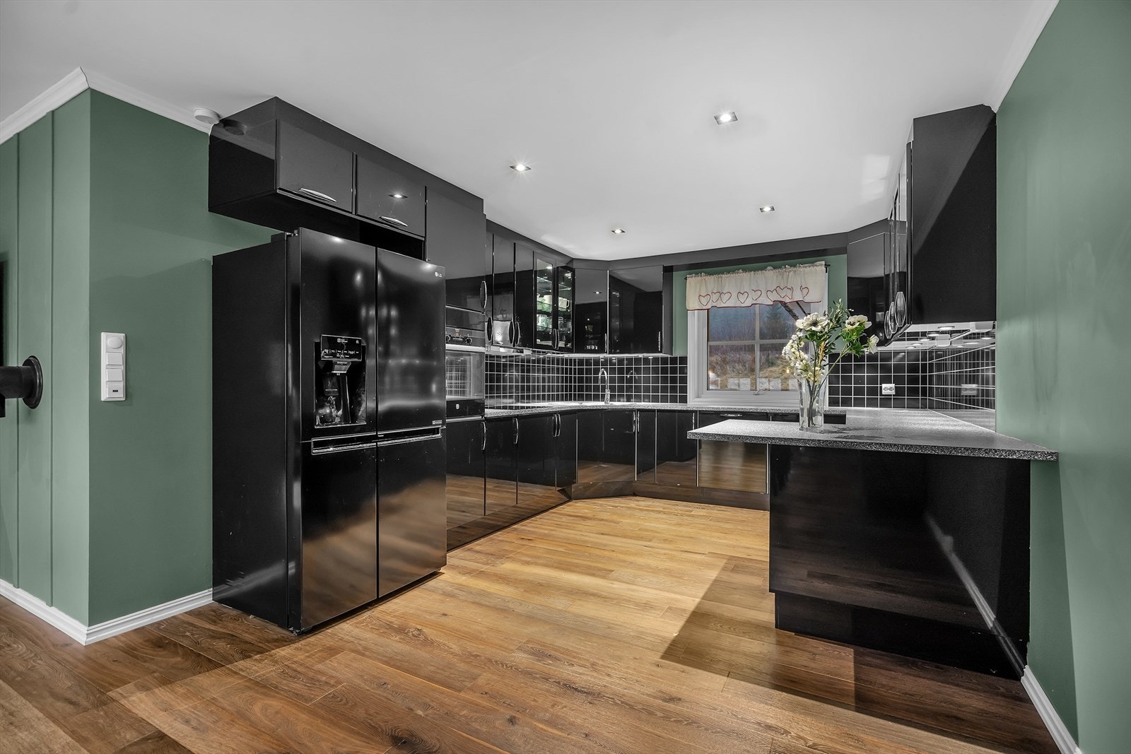 Svært pent og praktisk kjøkken. | Rikelig med skap- og benkplass. Galleribilde