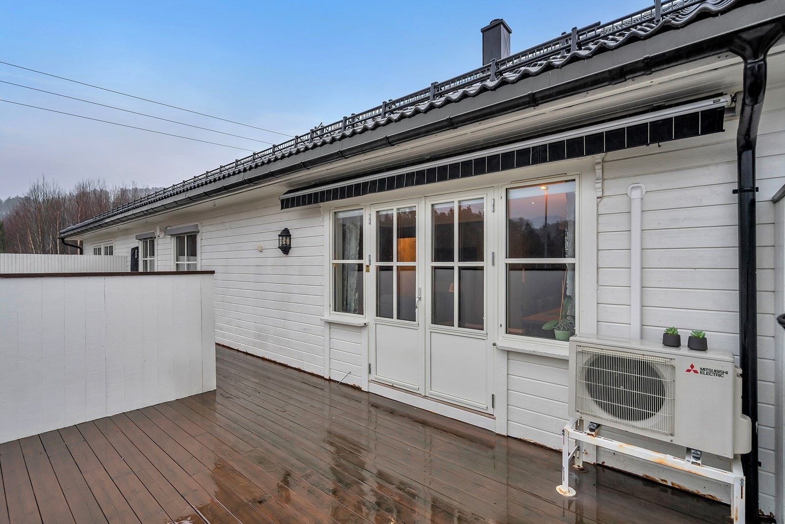 Stor og fin terrasse, med adkomst fra stue/kjøkken | Markisen medfølger i handelen. Galleribilde