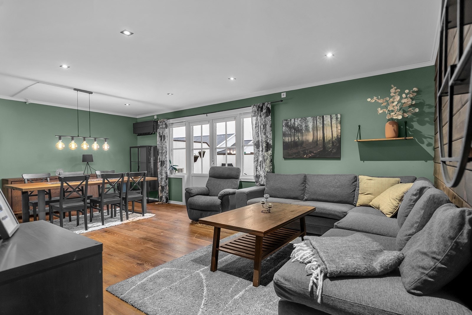 Stor og fin stue | God plass til både sofagruppe og spisestuemøblement. Galleribilde