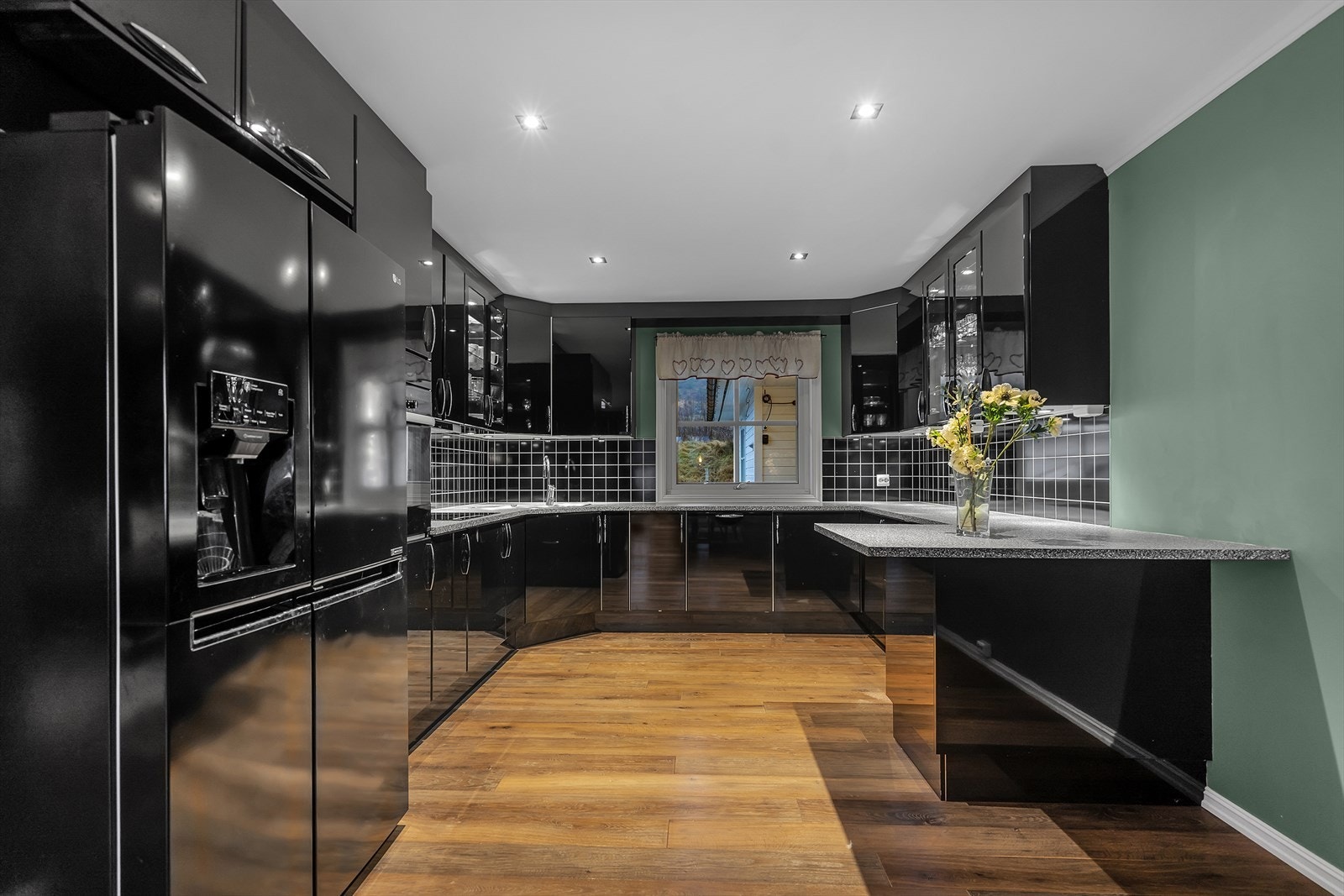 Svært pent og praktisk kjøkken. | Hvitevarene på kjøkkenet medfølger i handelen. Galleribilde