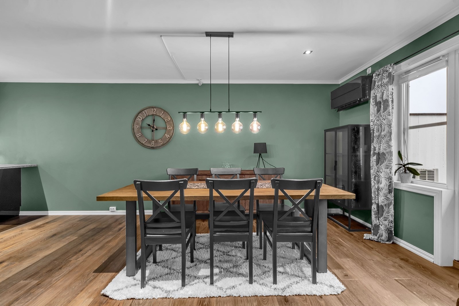 Stor og fin stue | Varmepumpen bidrar til et godt inneklima. Galleribilde