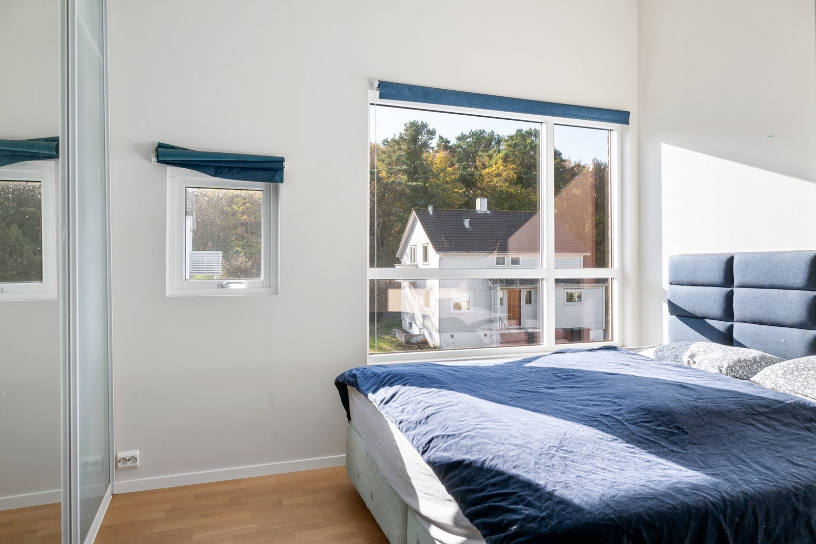 Hovedsoverommet er romslig med plass til dobbeltseng og nattbord Galleribilde