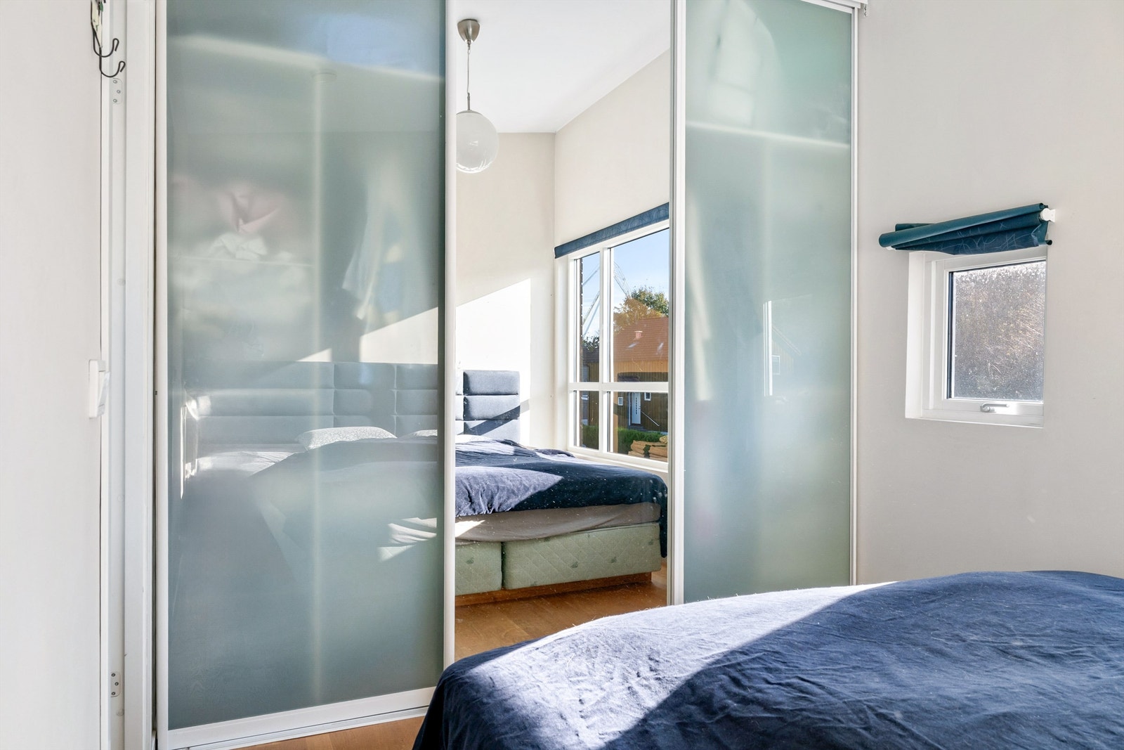 Skyvedørsgarderoben utnytter takhøyden og gir rikelig med oppbevaringsplass Galleribilde