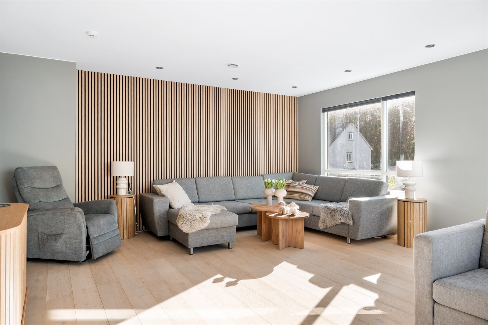 Stuen er nylig oppgradert med moderne spilevegger og nymalte overflater Galleribilde