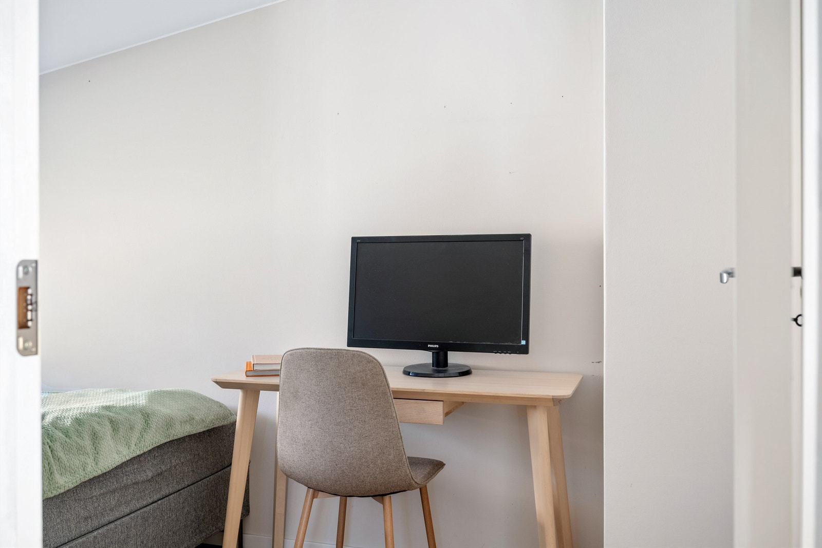 Dette er det minste soverommet, men har allikevel plass til både dobbeltseng og et skrivebord Galleribilde