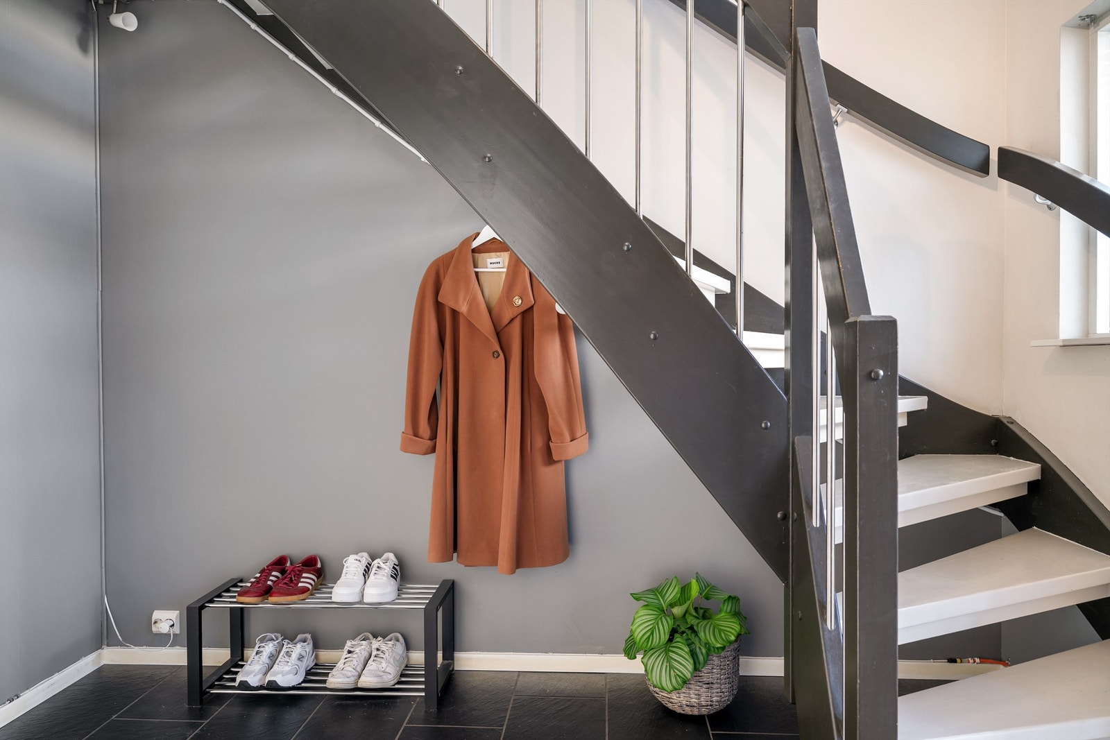 Under trappen er det plass til oppbevaring av sko og yttertøy Galleribilde