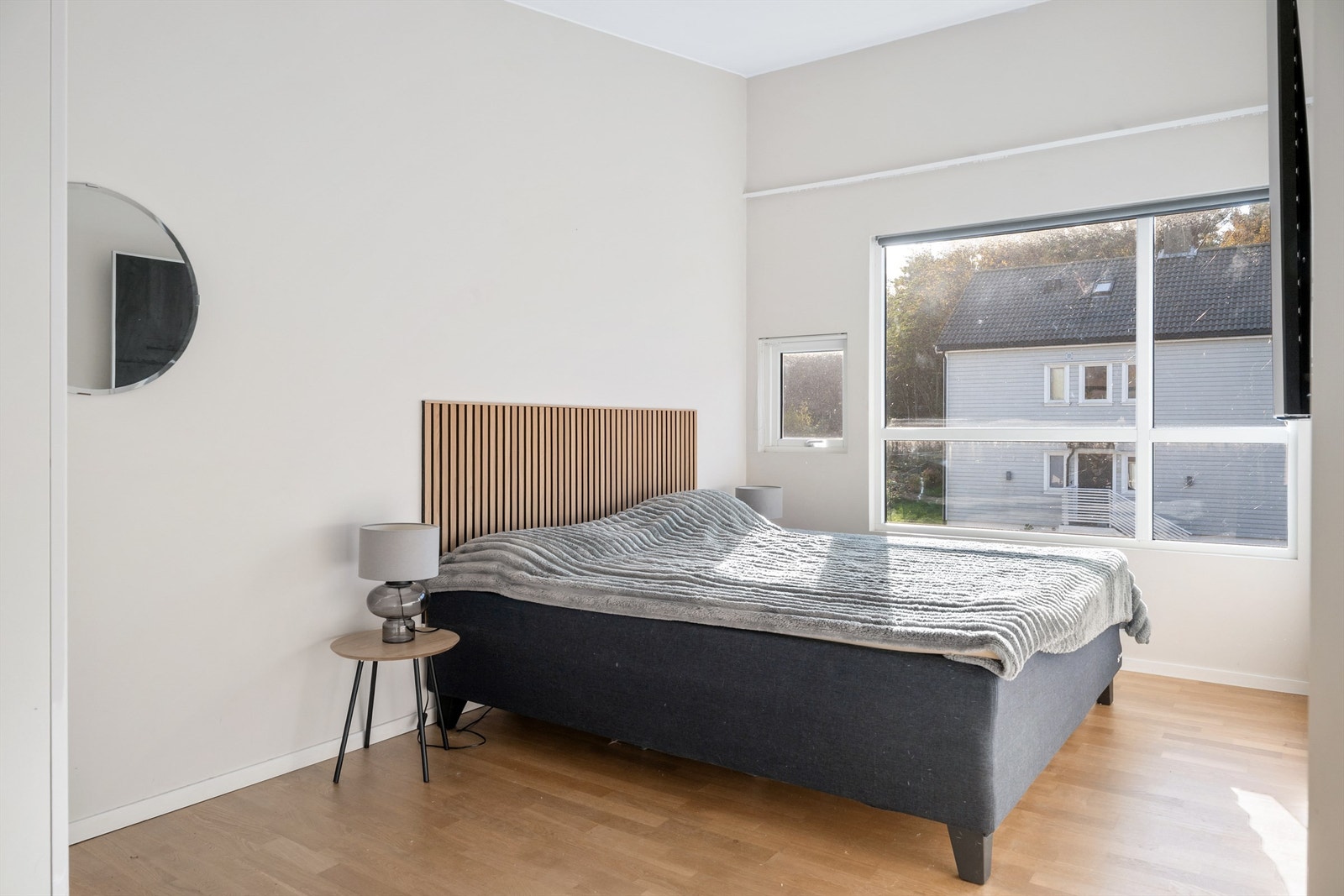 Soverom 2 har store vinduer som gir rommet en lys og luftig atmosfære Galleribilde