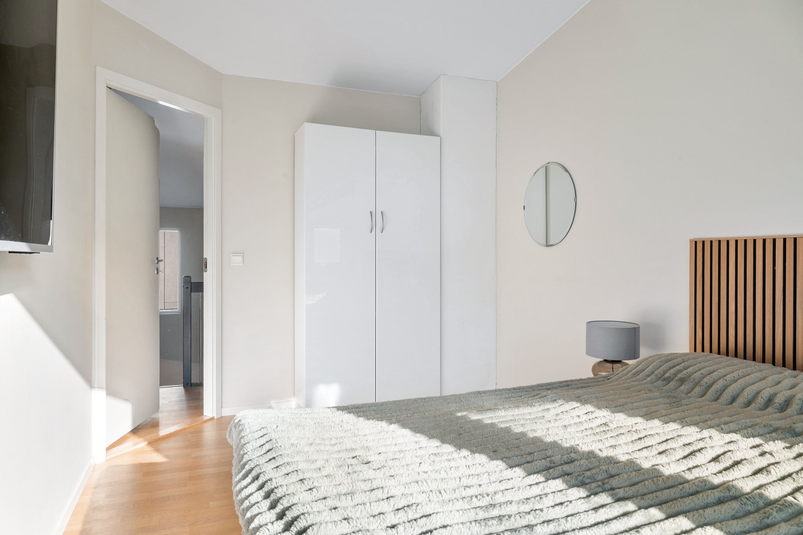 Dette soverommet har også god plass til seng og garderobeløsning Galleribilde