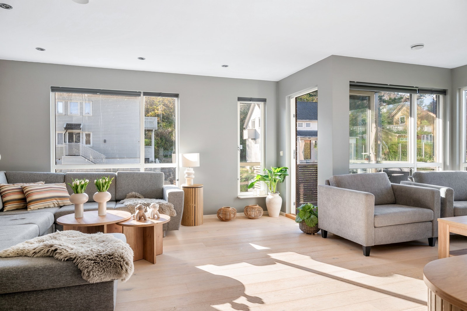 I 1. etg. er det åpen løsning mellom stue og kjøkken som gir rom for innredning i ulike soner Galleribilde