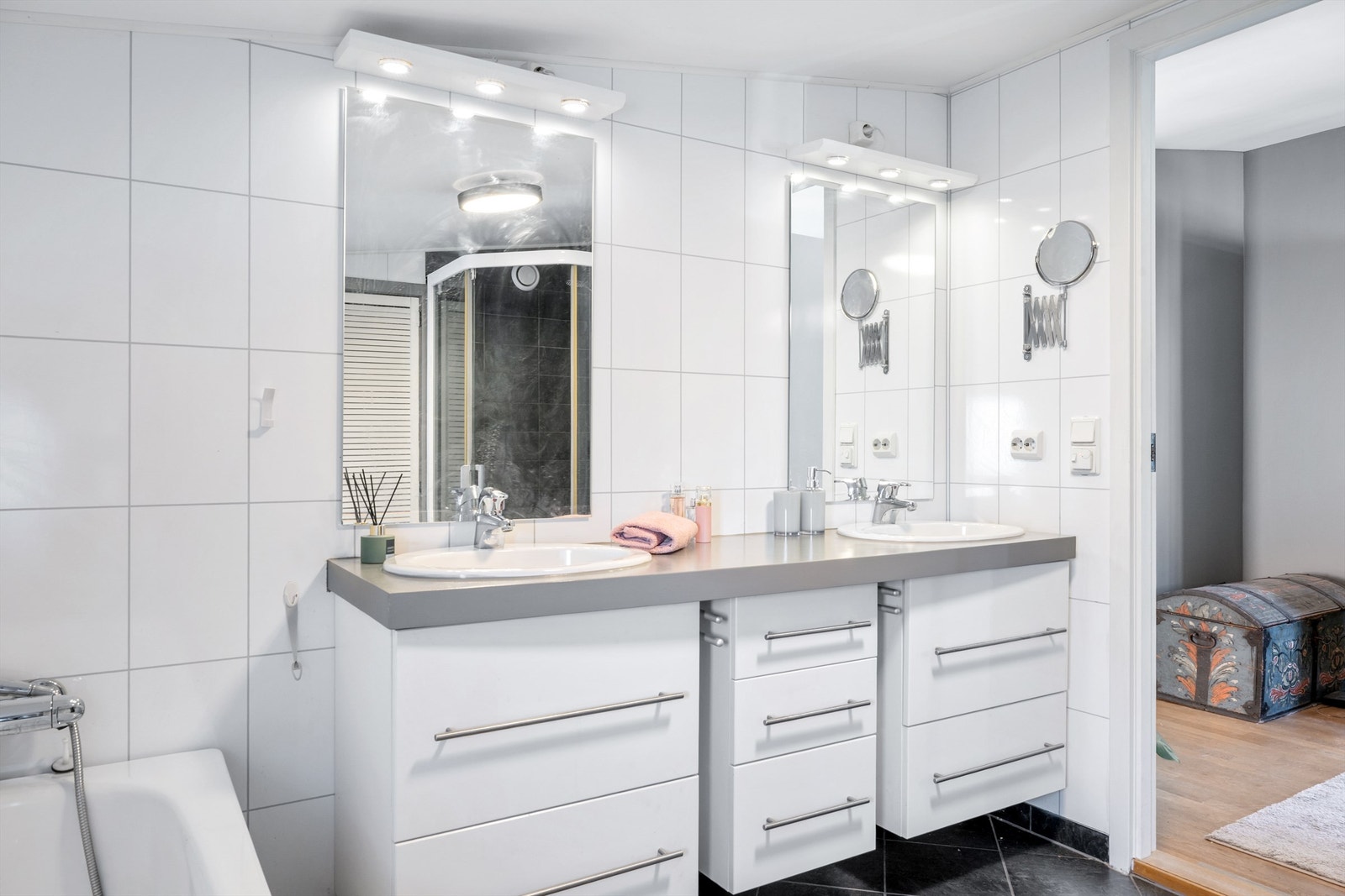 Lyst og moderne bad fra 2005 med behagelig gulvvarme Galleribilde