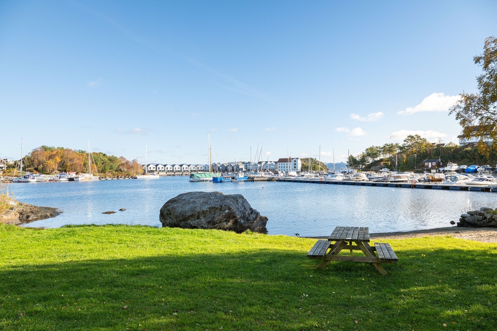 Buøy båtforening og Grønnaviga ligger i kort gangavstand fra boligen Galleribilde