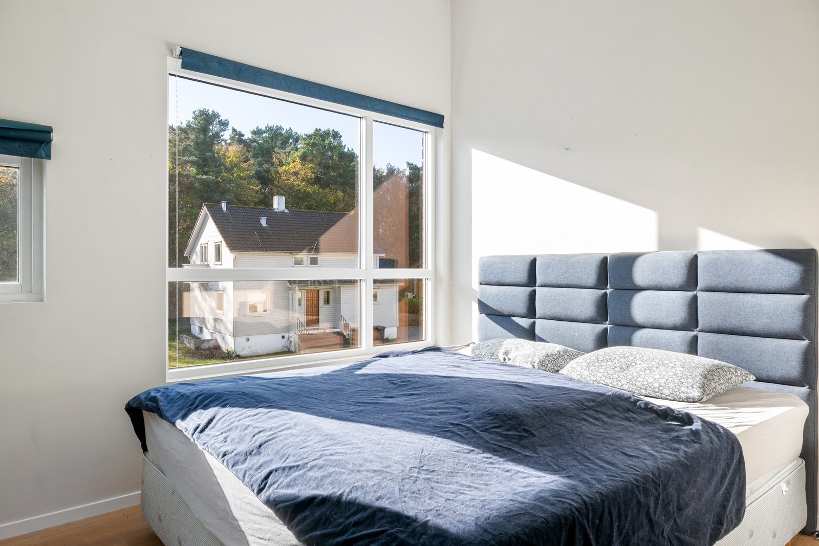 Det er 3 soverom i 2. etg., hvorav dette brukes som hovedsoverom Galleribilde