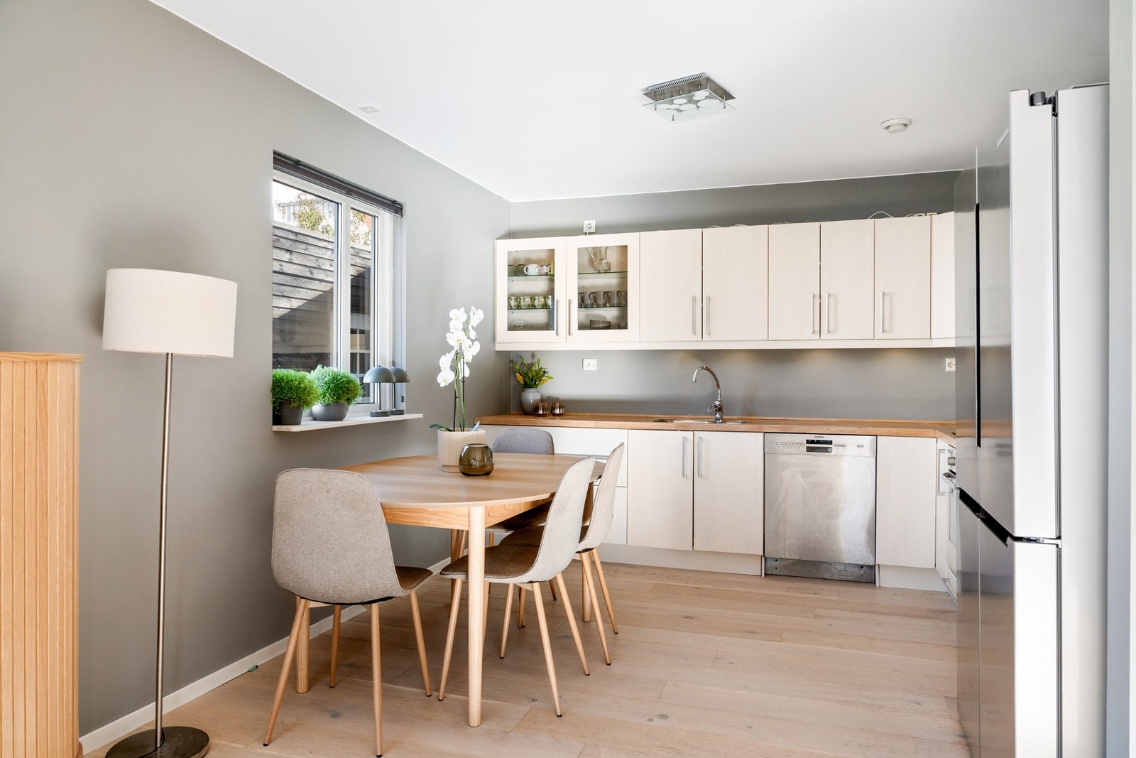 Pent og romslig kjøkken i lyst utseende Galleribilde