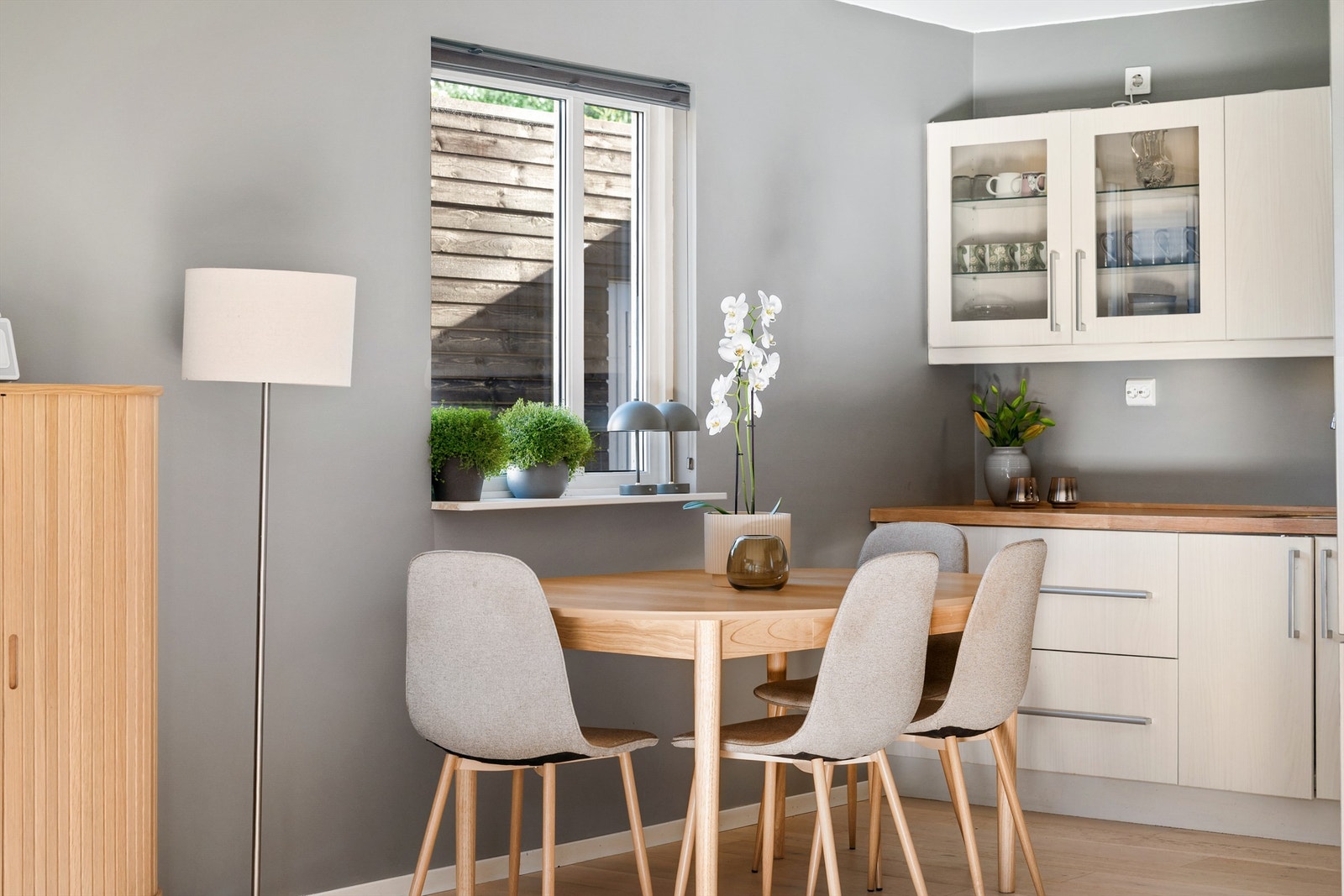 Ved kjøkkenvinduet er det god plass til et spisebord Galleribilde