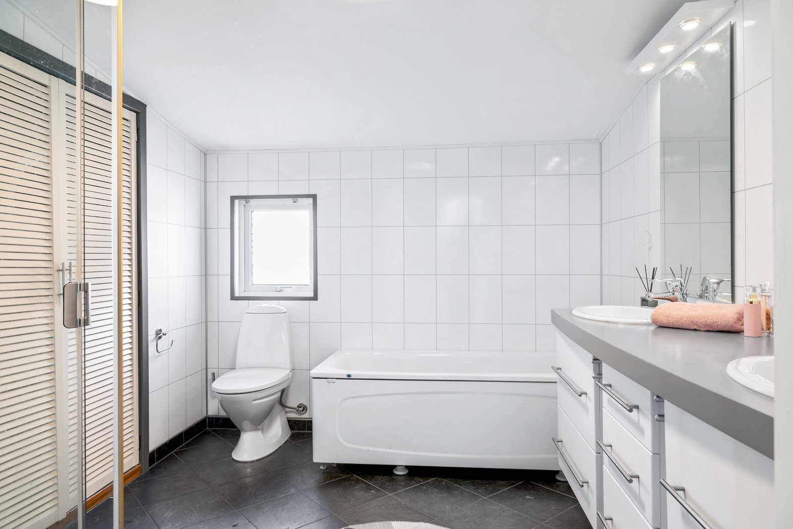 Badet er utstyrt med både badekar og dusjnisje Galleribilde