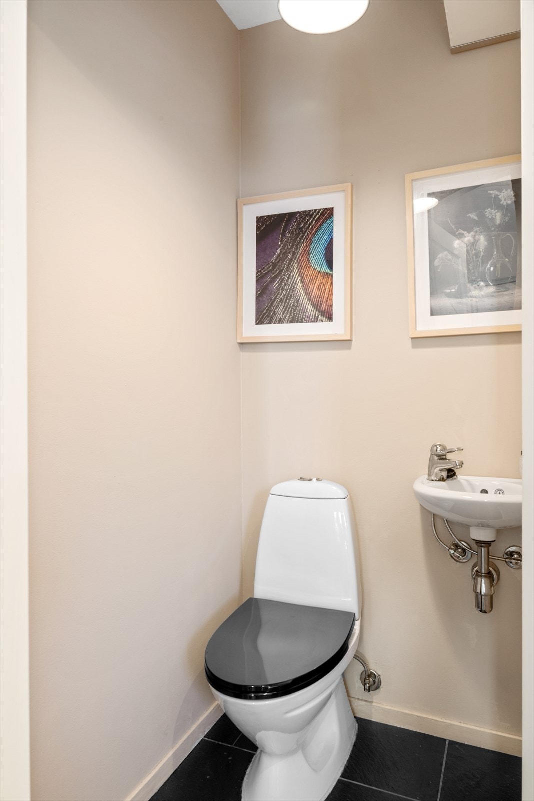 Det er også et gjestetoalett i tilknytning til inngangspartiet i 1. etg. Galleribilde