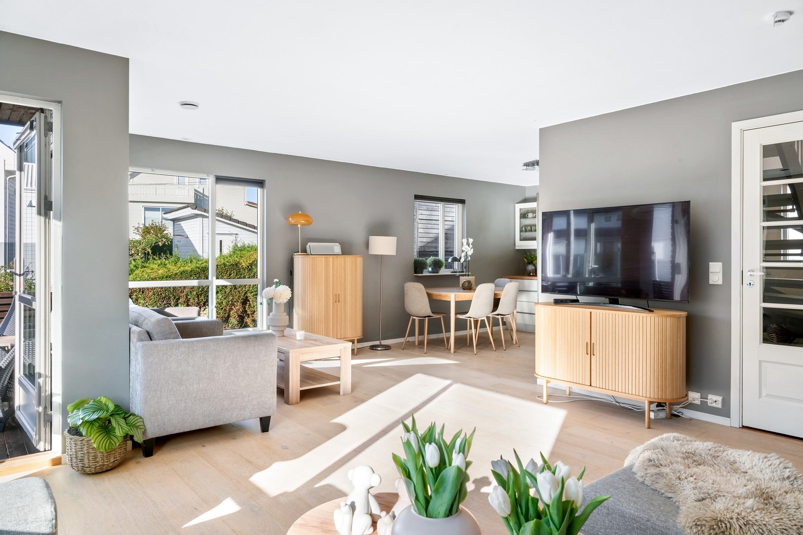 Fra stuen er det utgang til en skjermet og delvis overbygget balkong Galleribilde