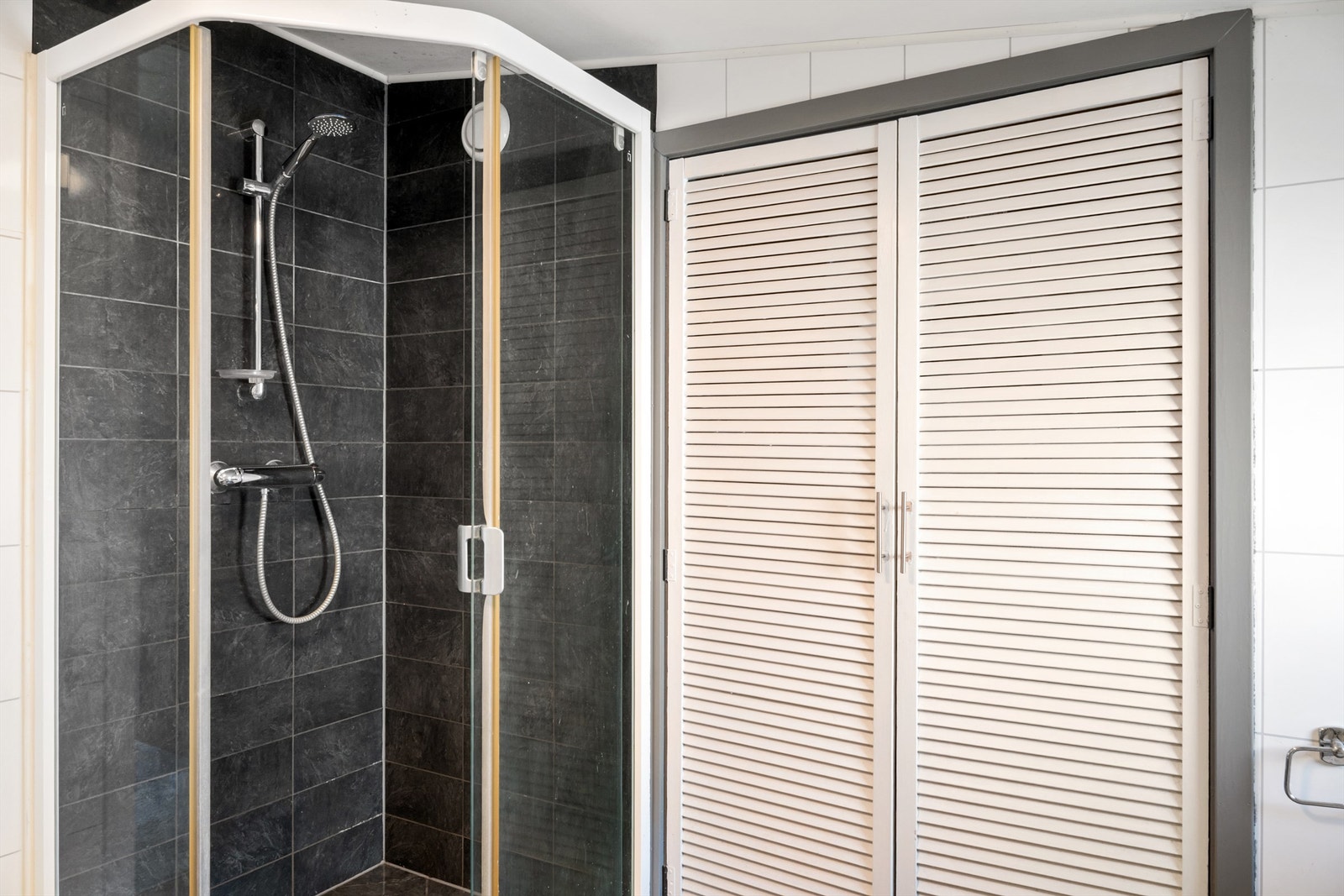 Badet er romslig, og inneholder opplegg for vaskemaskin bak disse dørene Galleribilde