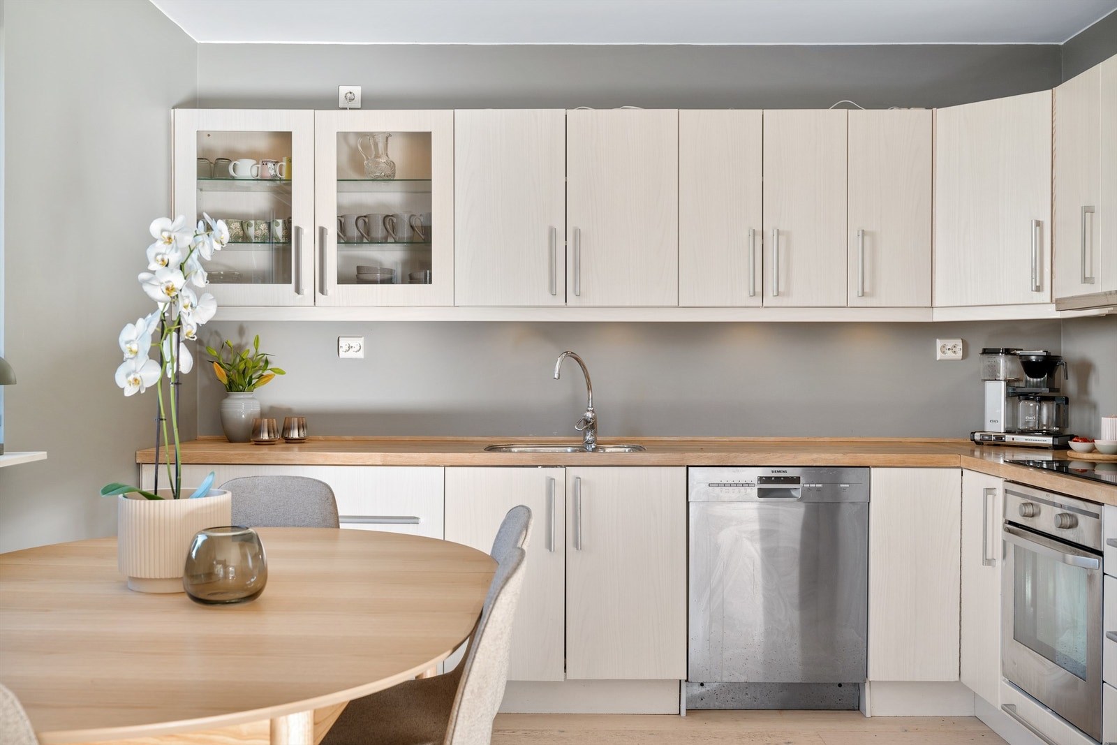 Kjøkkeninnredningen har rikelig med skap- og benkeplass Galleribilde