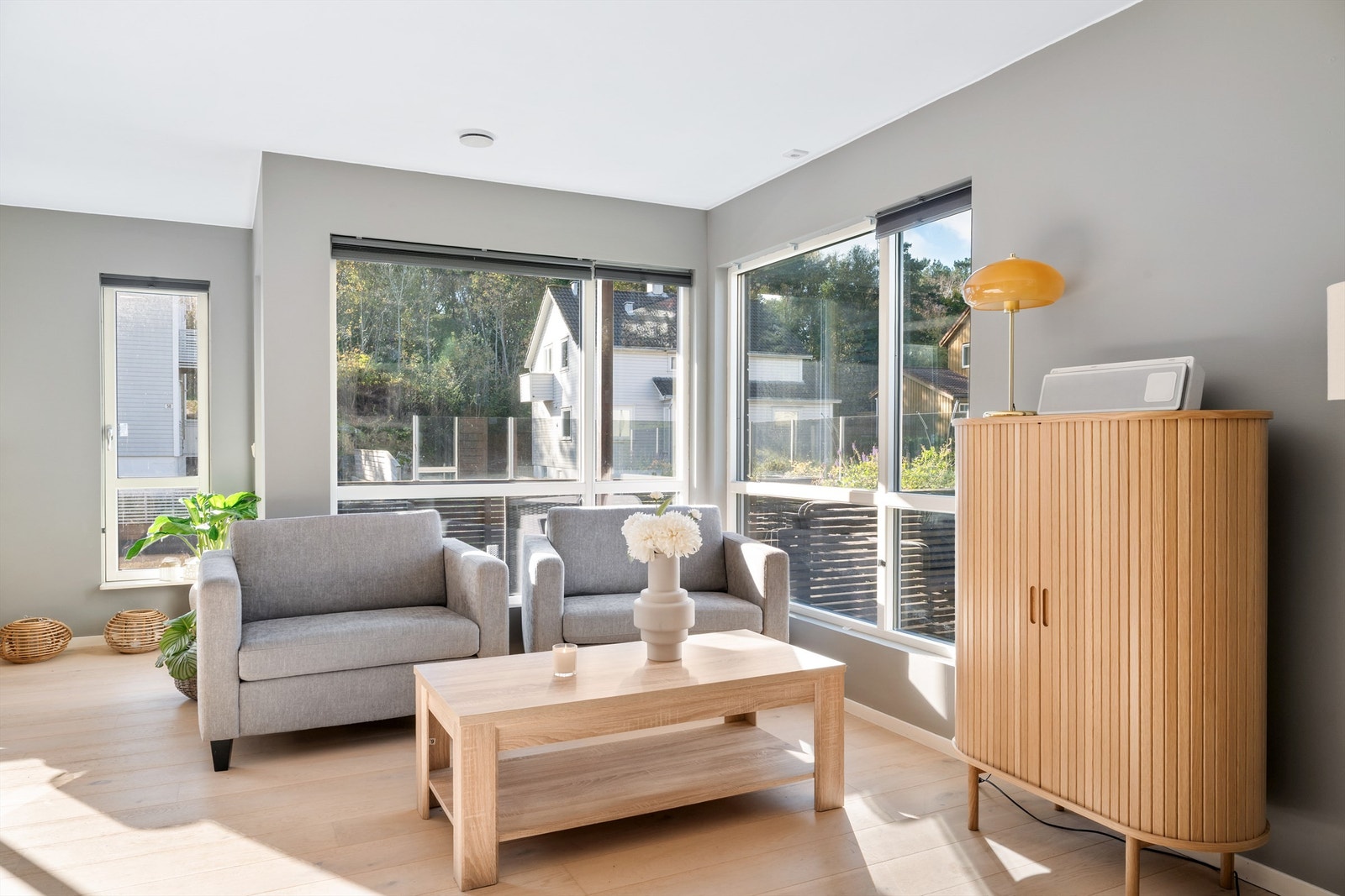 Store vindusflater gir rikelig med dagslys og flott utsyn til uteplassen Galleribilde