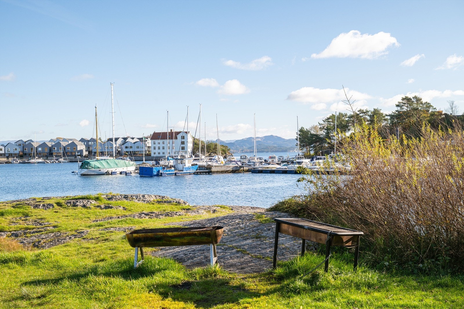 Det finnes også flotte tur- og rekreasjonsområder med svaberg og grillplasser Galleribilde