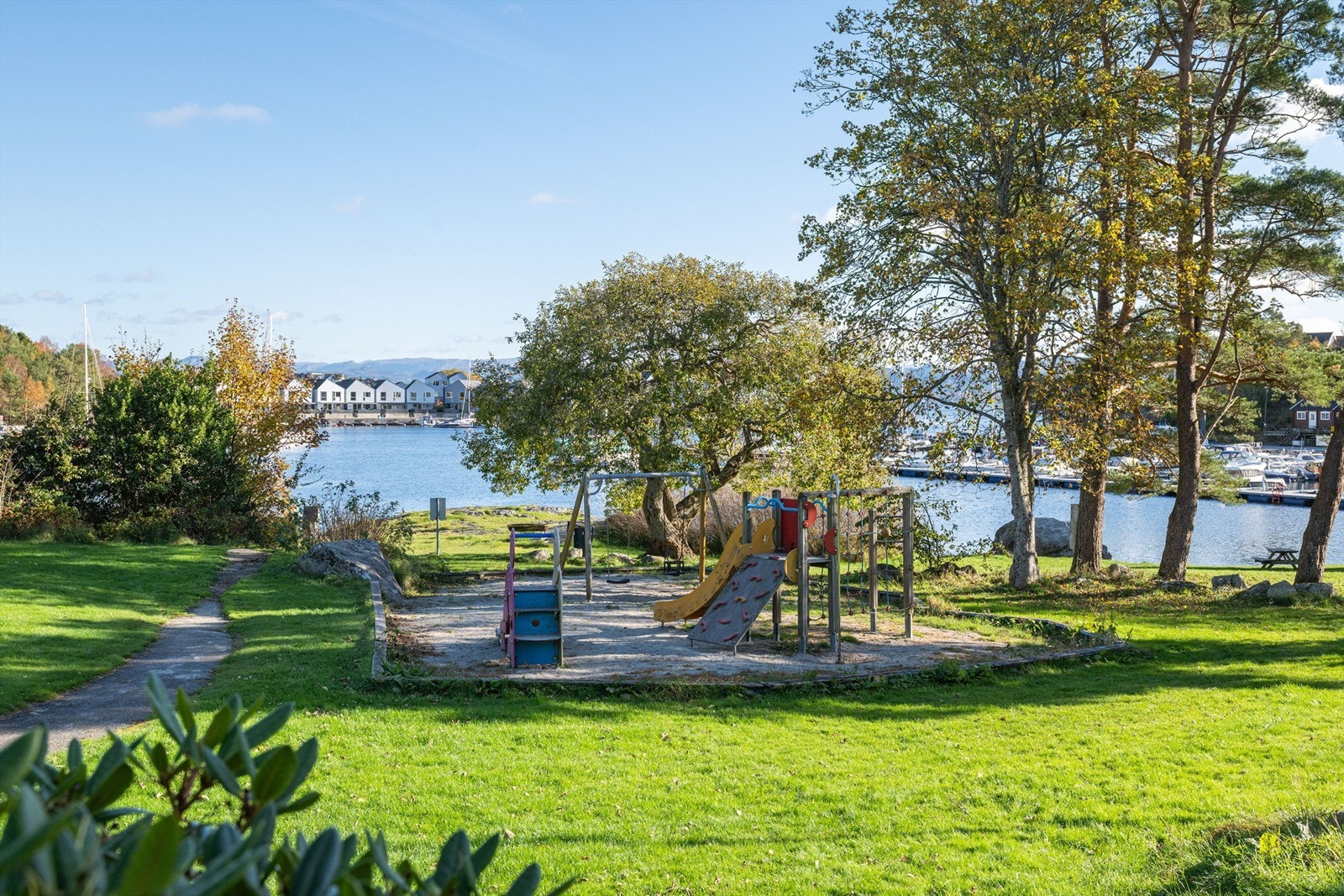 Ved Grønnaviga er det flott sandstrand og lekeområder Galleribilde