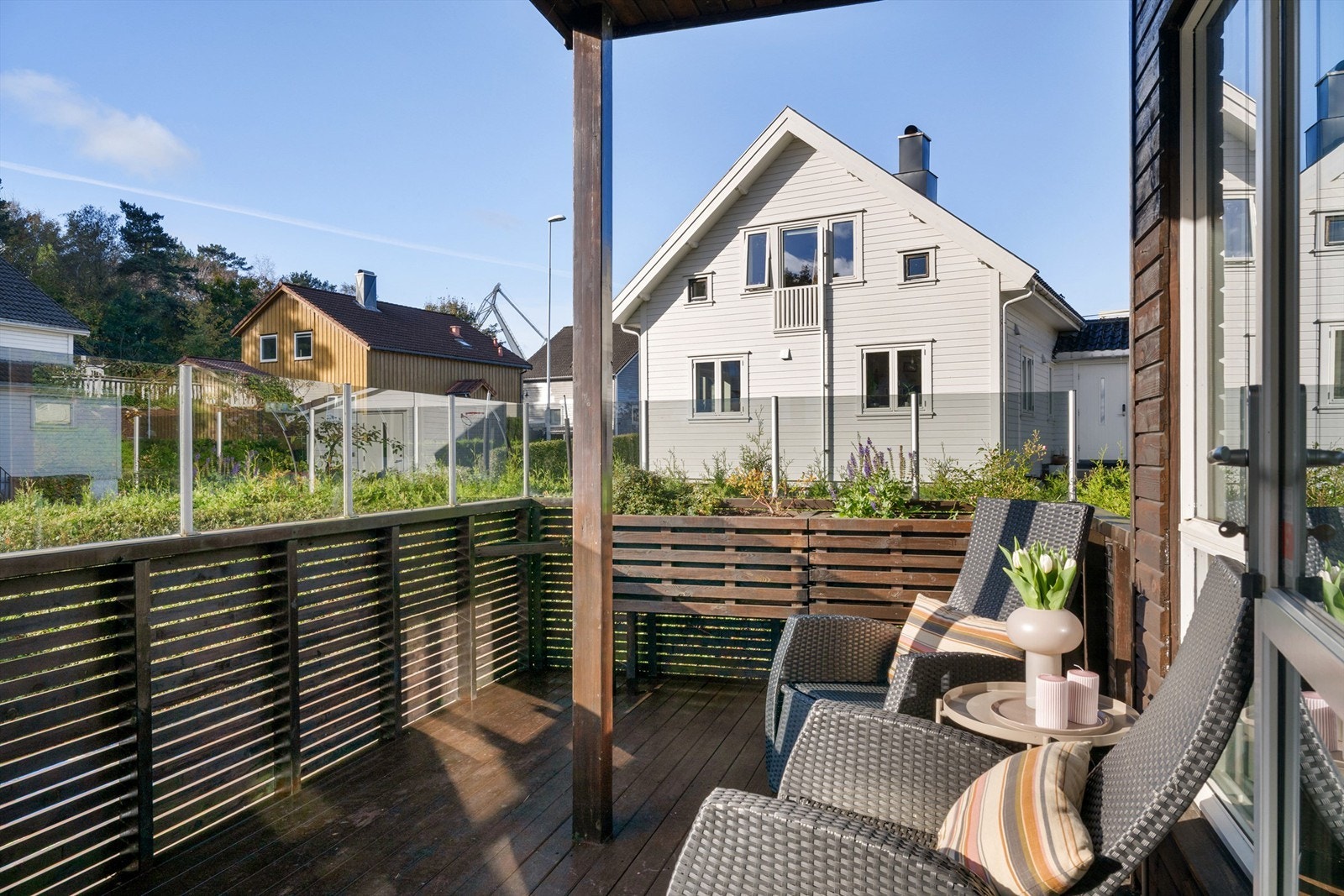 Her har man også god oversikt over gressplenen Galleribilde