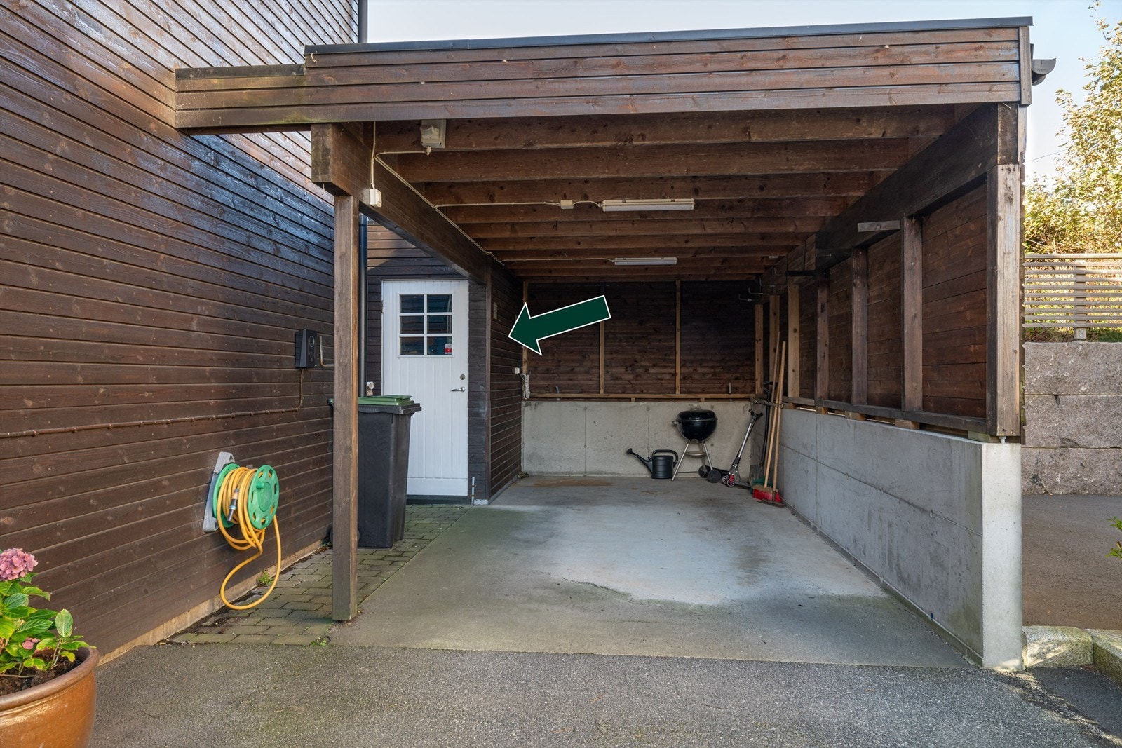Carporten har også en tilhørende utebod for ekstra lagring Galleribilde