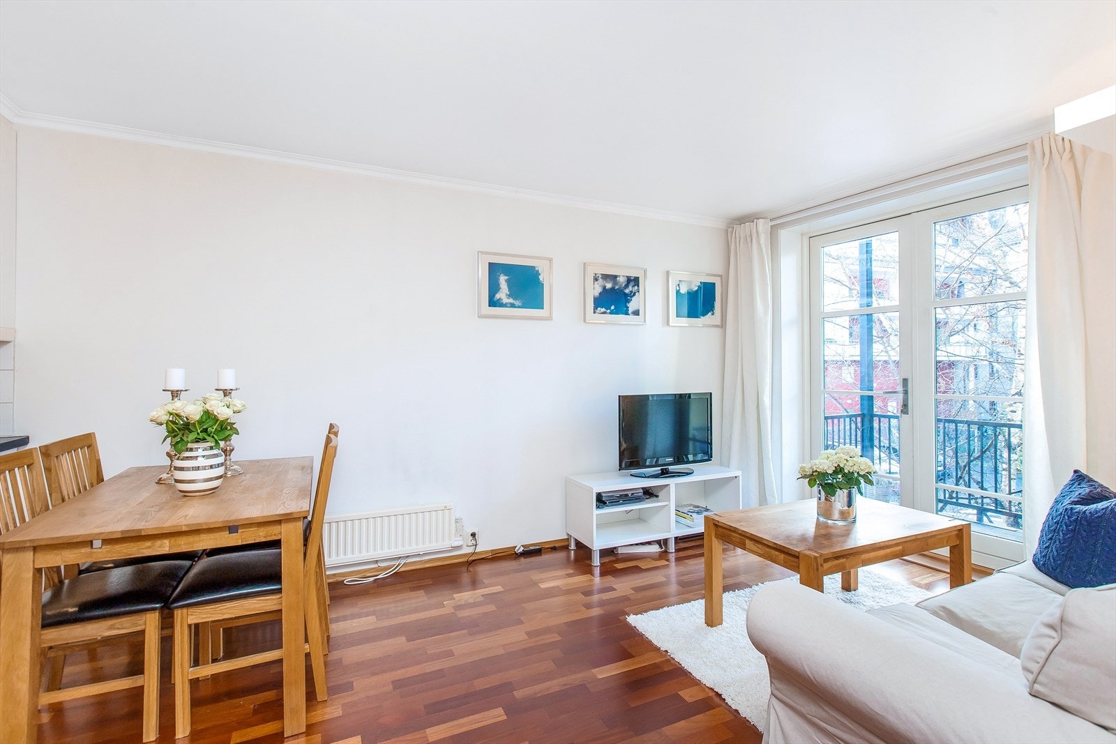 Lys og åpen stue med videre forbindelse til takoverbygd balkong på ca. 5,5 kvm. Galleribilde