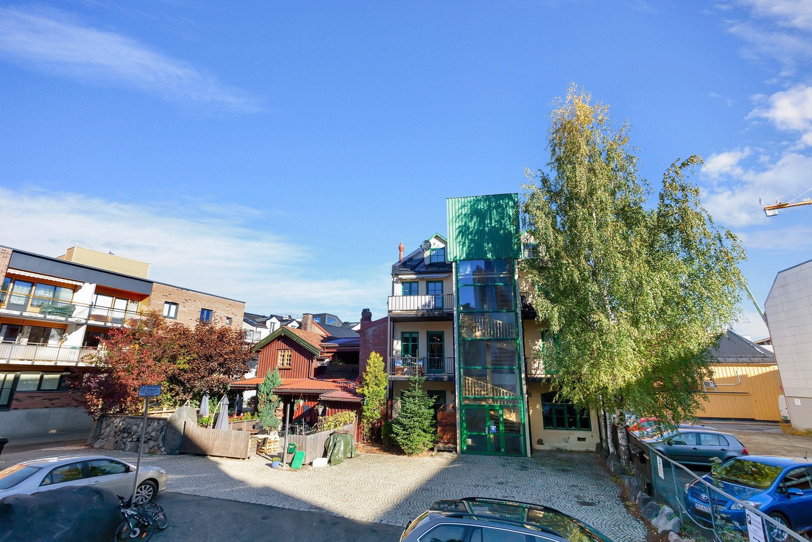 Det er planlagt fremtidig boligprosjekt på nabotomt og sameiets tomt. Dette vil gi et godt områdeløft for boligen. Kjøper må forvente fremtidig bygging. Galleribilde