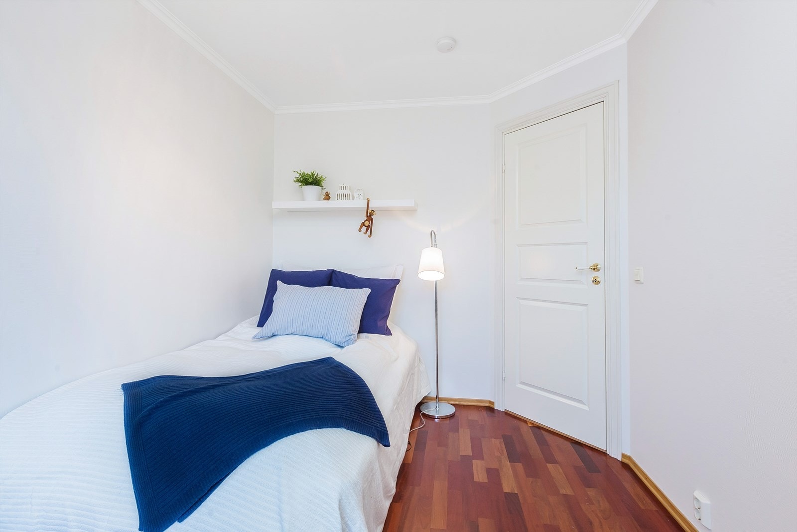 Lyst og moderne innredet hovedsoverom med plass til seng med tilhørende nattbord og garderobeløsning. Galleribilde