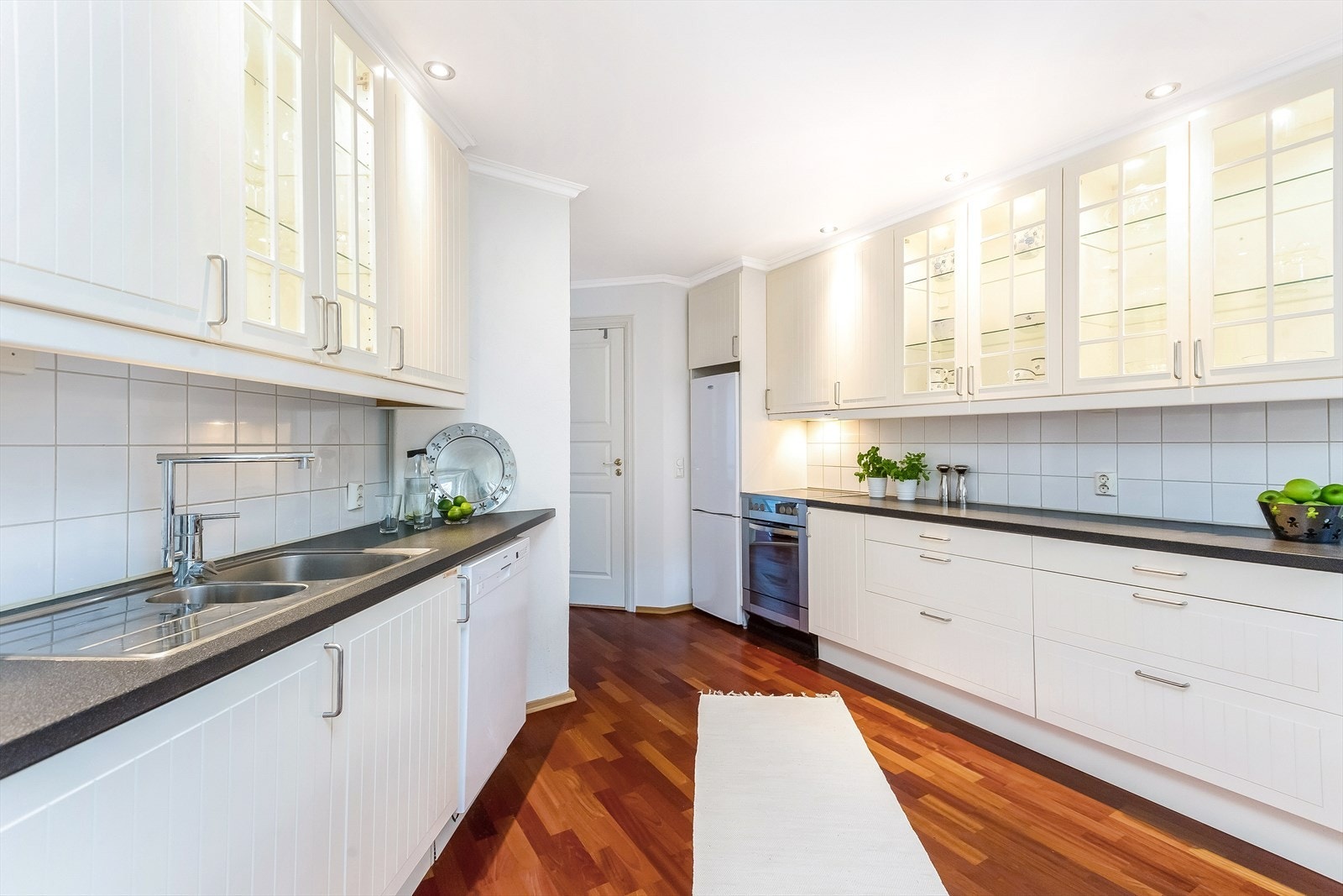 En gjennomtenkt plassering av elementene gjør kjøkkenet til et praktisk og hyggelig sted å lage mat. Galleribilde