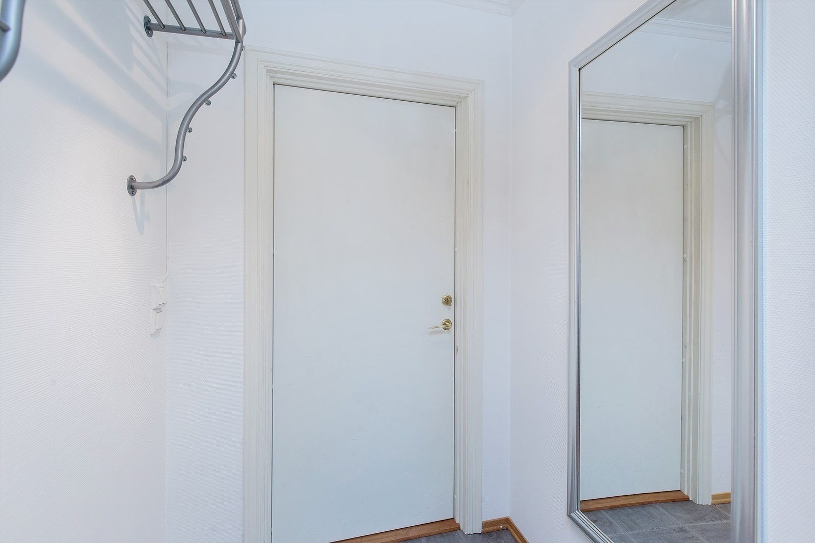 Velkommen inn! Entré med dørtelefon ved hoveddør. Galleribilde