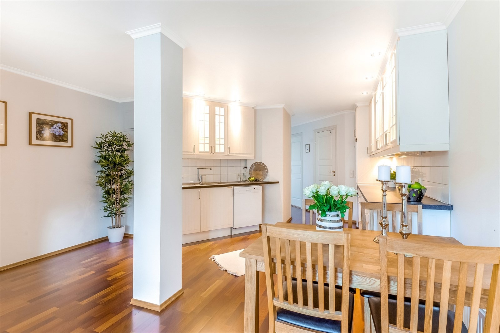 Hvitevarer medfølger og består av kombinert kjøle- og fryseskap, oppvaskmaskin. komfyr med keramisk topp (lys og varmluft i denne er dog ikke i funksjon). Galleribilde