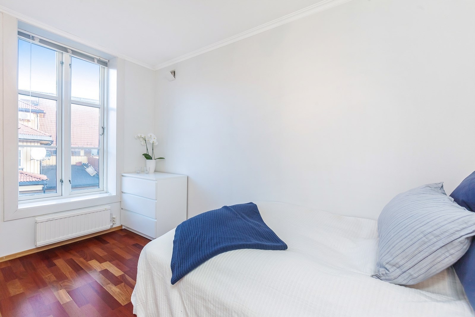 Store vinduer bidrar til godt med lys og luft inn på rommet. Galleribilde