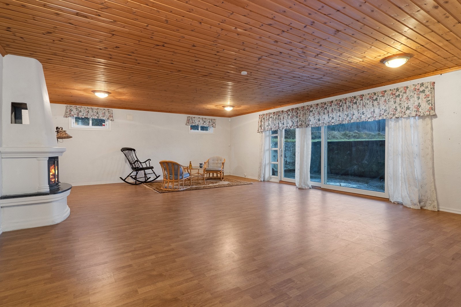 I kjellerstuen er det peis og skyvedør ut. Galleribilde