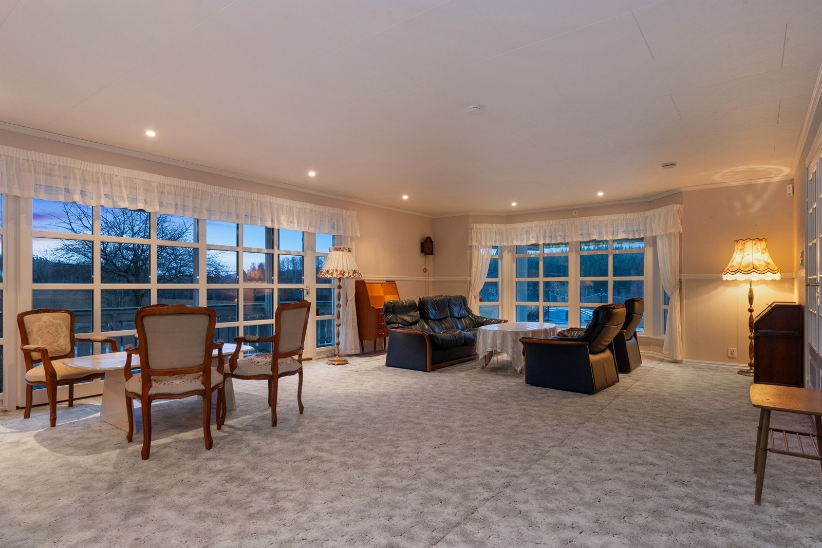 Store vinduer og skyvedør ut til terrassen og hagen. Galleribilde