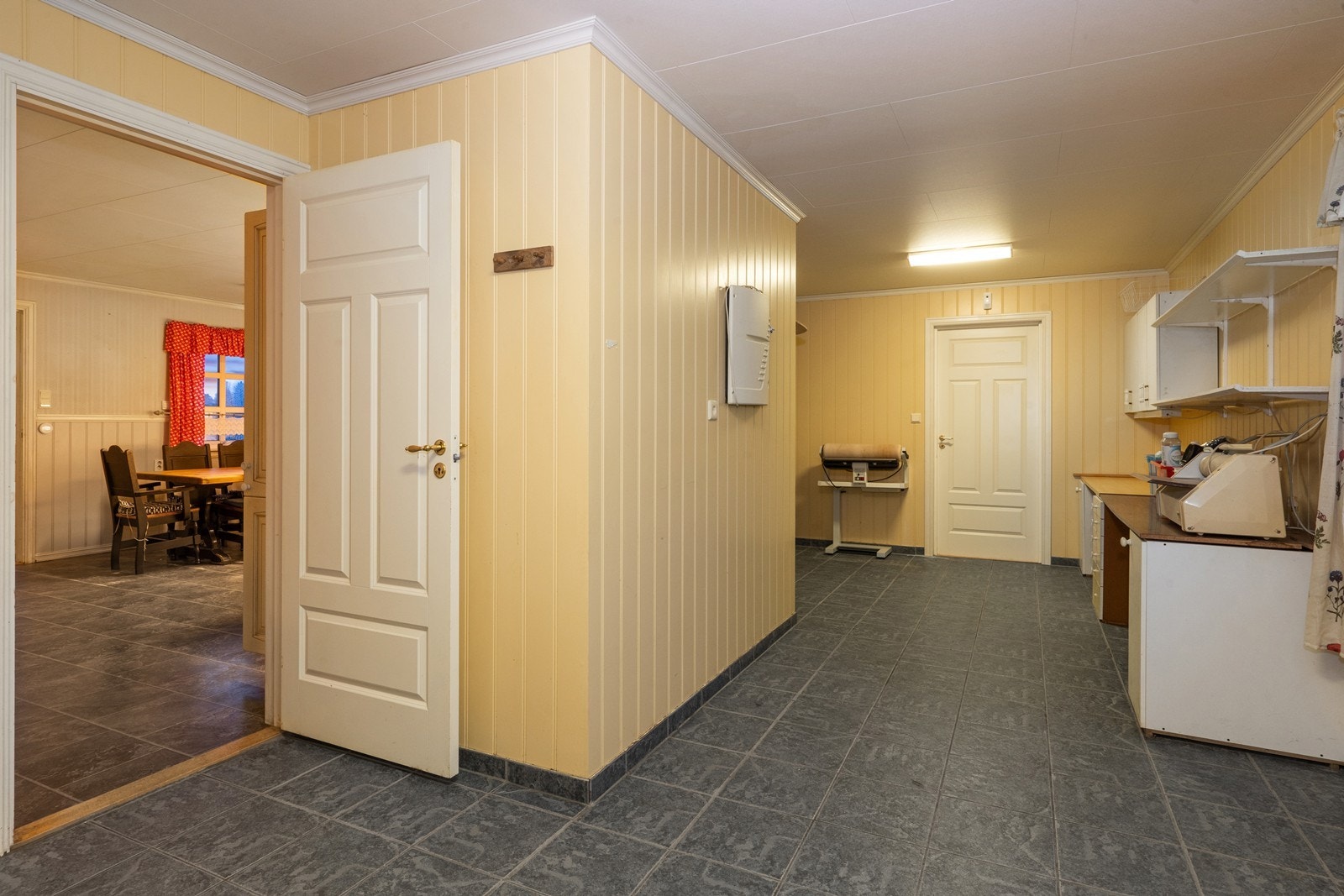 Stort og praktisk vaskerom med tilgang både fra kjøkkenet og badet. Galleribilde