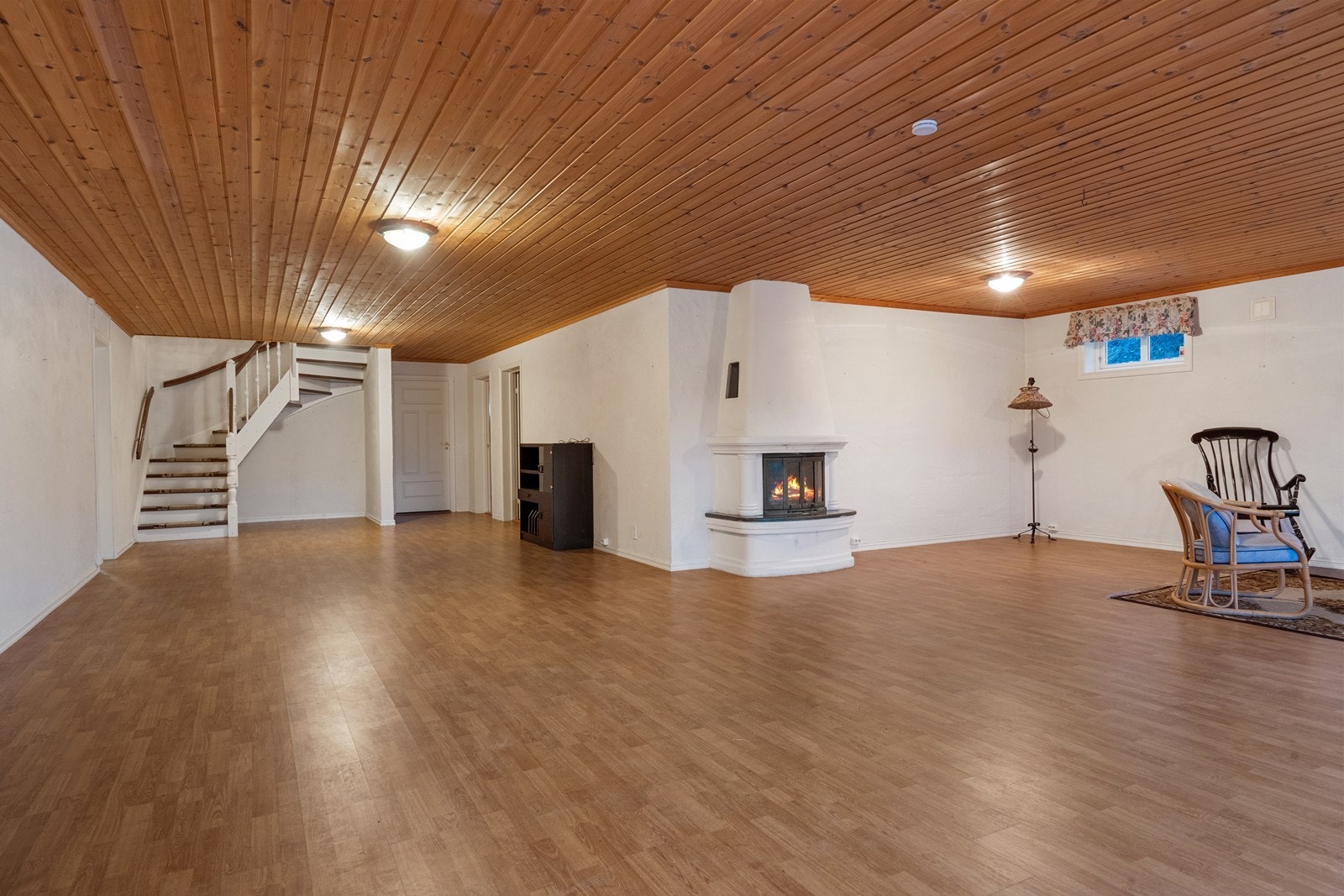 Fra trappen kommer man ned til en stor kjellerstue. Galleribilde