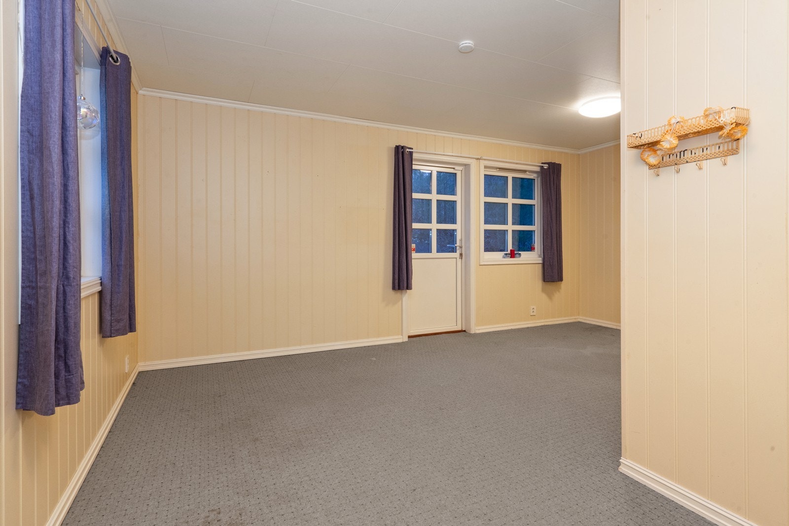 Soverom nr 2 i 1. etasje. Her er det også verandadør. Galleribilde