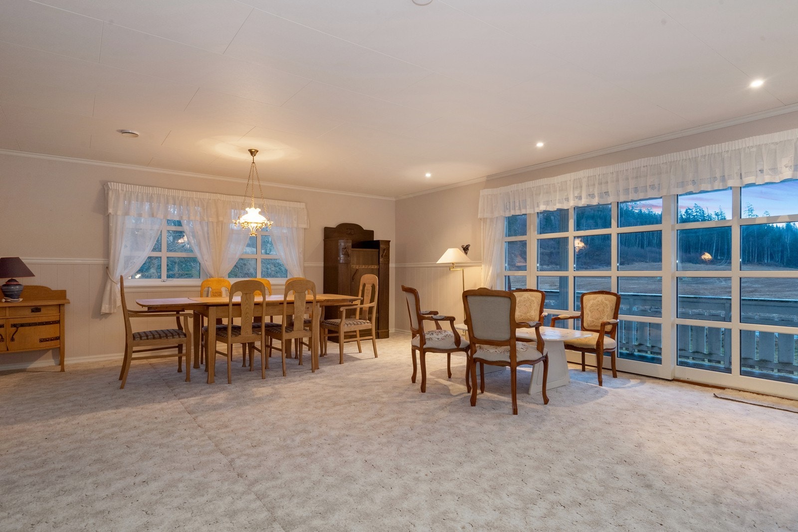 Stor stue i 1. etasje med flere møbleringsmuligheter. Galleribilde