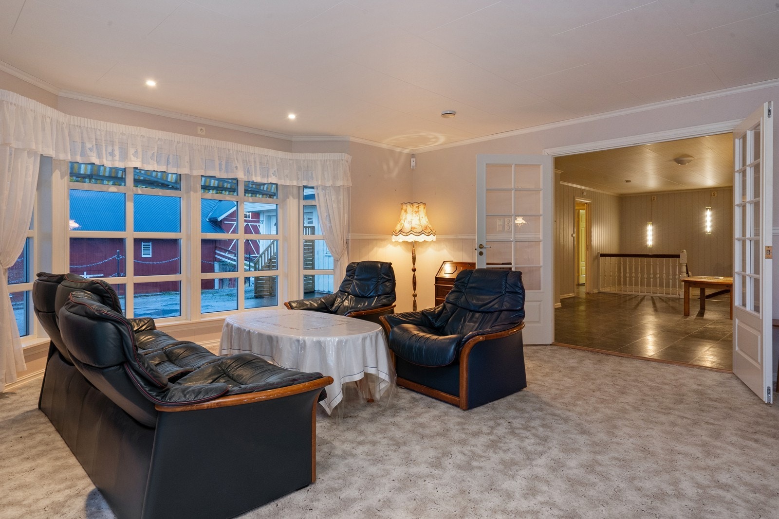 Doble dører mellom stua og TV-stue Galleribilde