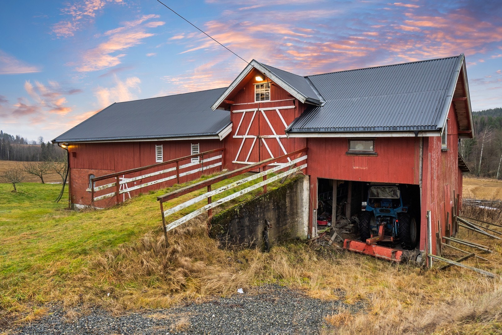 Låvebygg oppført på 1930-tallet. Behov for vedlikehold og utbedring. Galleribilde