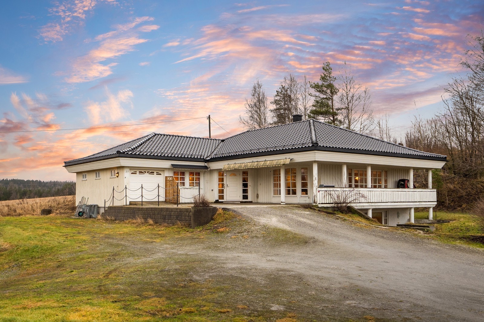 Enebolig oppført i 2006 over to plan. Galleribilde