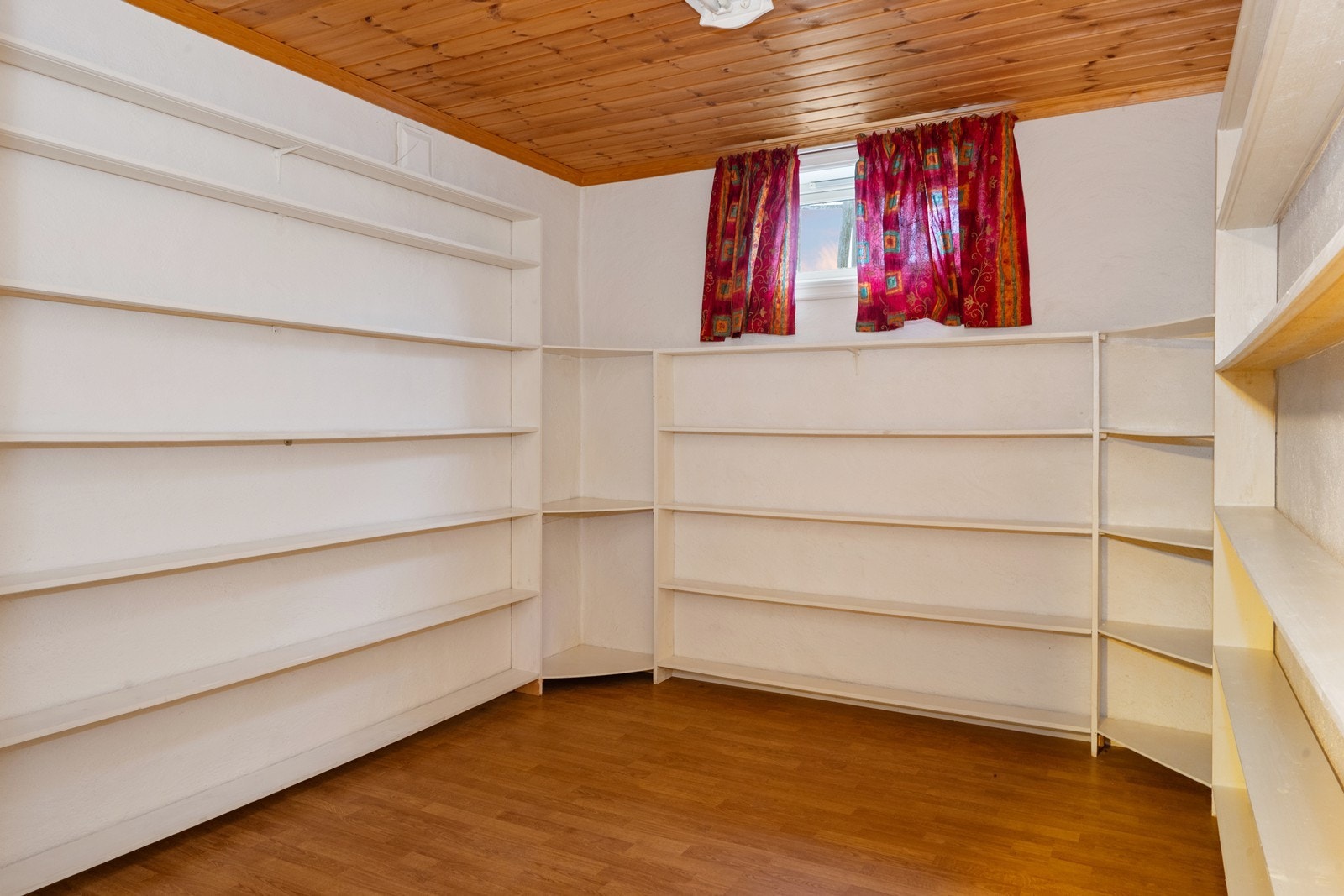 Rom innredet med hyller Galleribilde