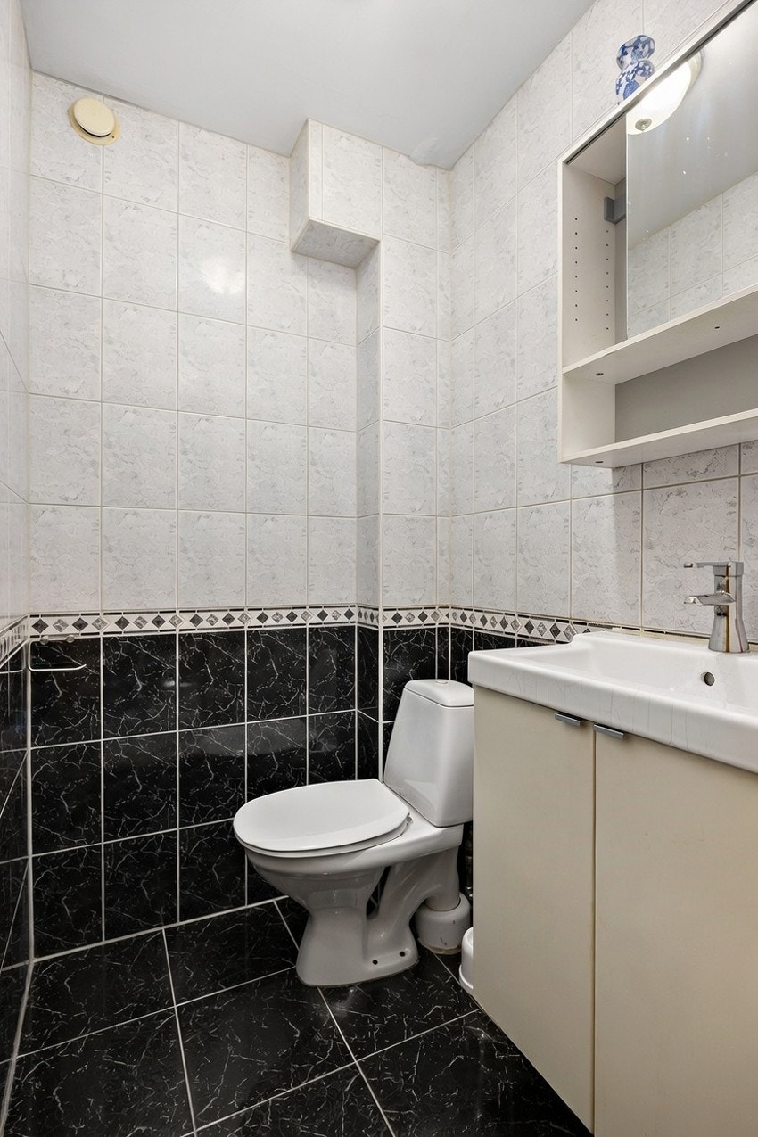 Separat toalett med wc og servant Galleribilde