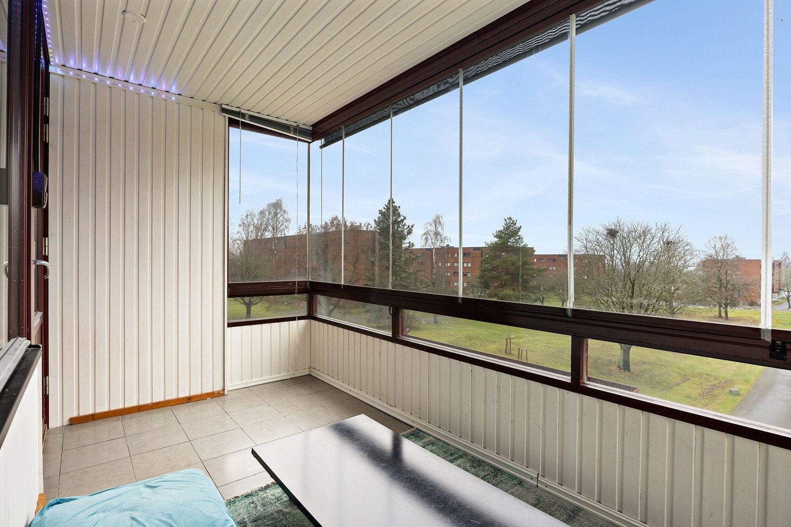 Fra stuen er det adkomst til nordvestvendt balkong på 7m² med gode solforhold Galleribilde