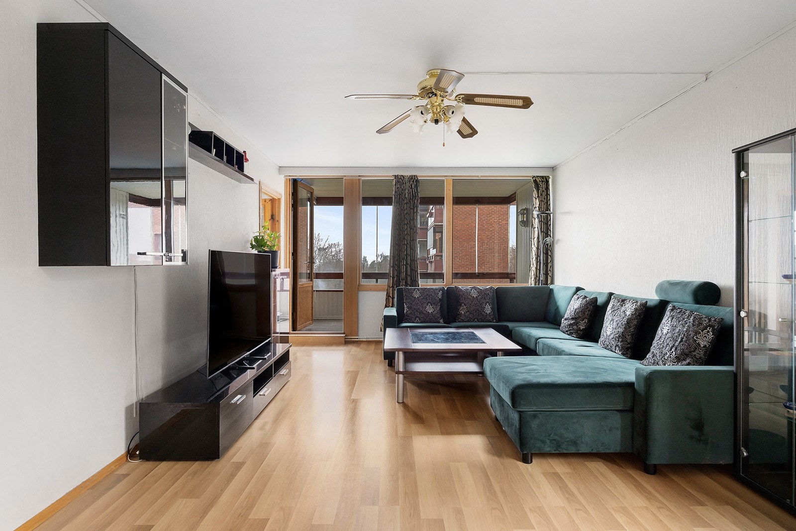 Romslig stue med store vindusflater som sørger for godt med naturlig lys Galleribilde