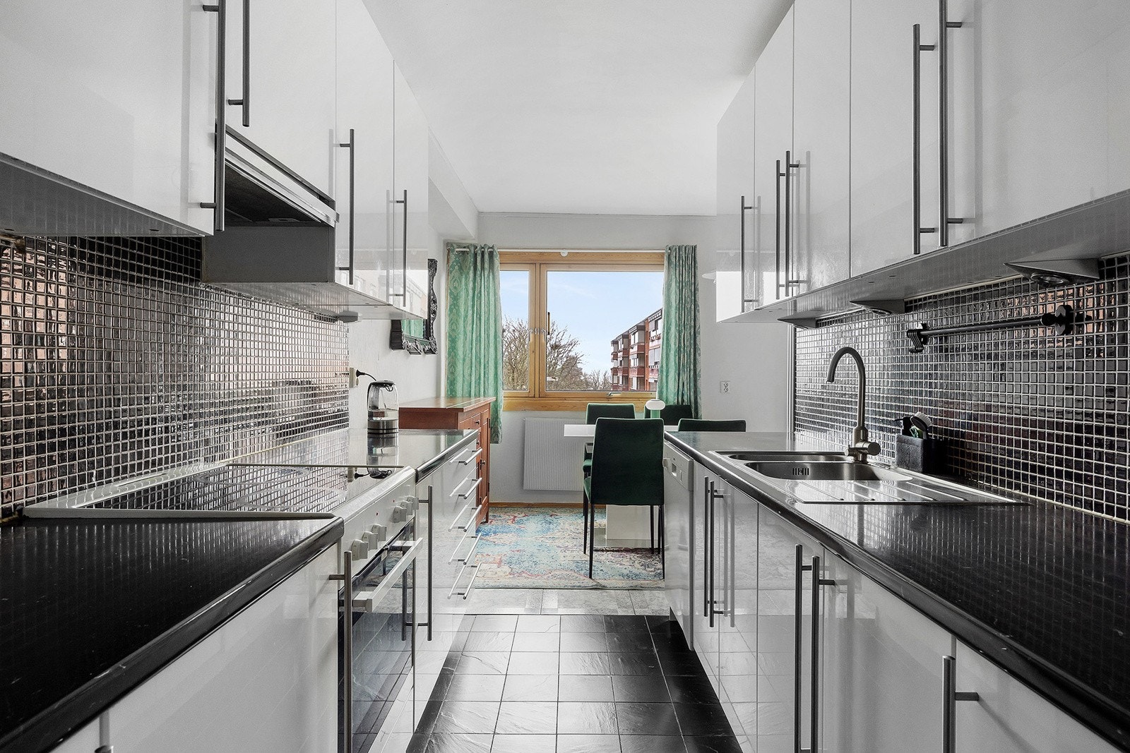 Kjøkkenet har rikelig med både benke og skapplass, her er det god plass til matlaging og oppbevaring Galleribilde